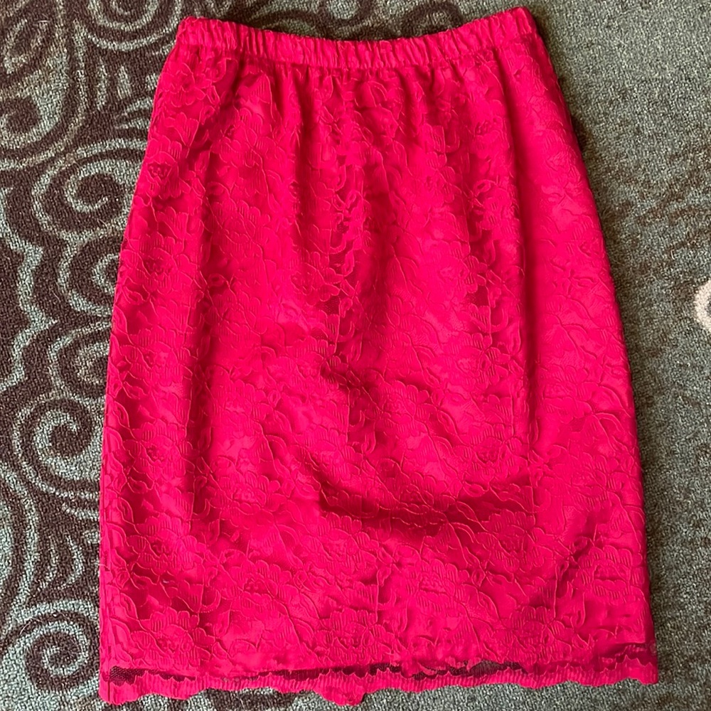 Vintage Spiegel, red lace skirt with elastic waist. size small.♥️